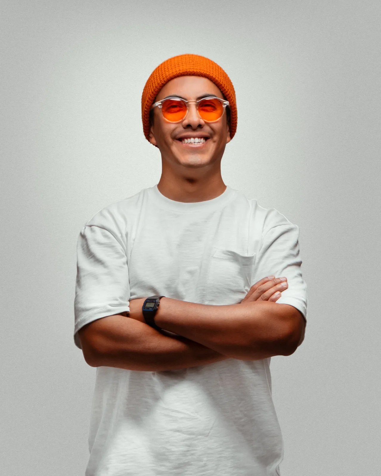 Retrato de Richard Orellana sonriendo con gorro naranja