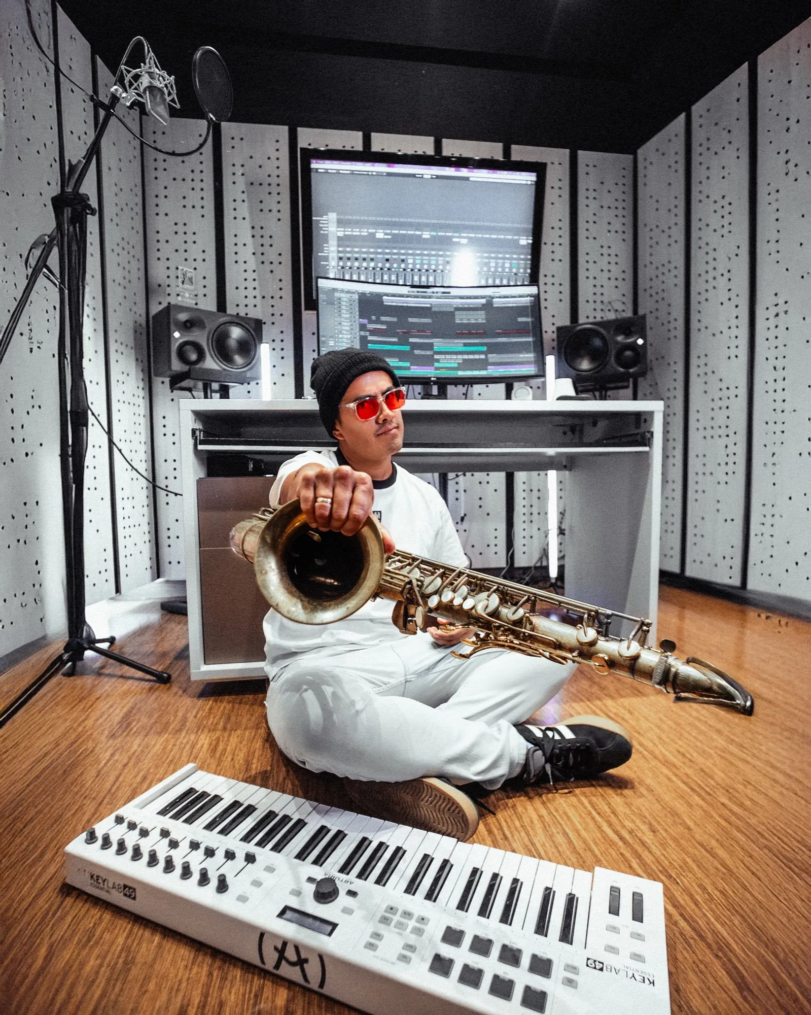 Richard Orellana con su saxofón en Colorful House Studio
